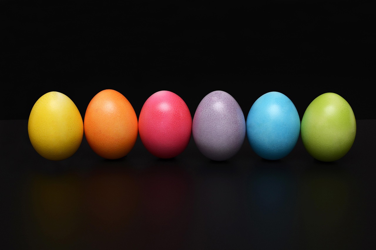 Lente decoraties met konijnenfiguren in de hal. Lente decoraties met konijnenfiguren in de hal.
