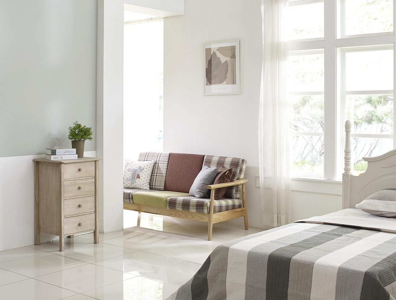 Eclectische slaapkamer met overvloed aan accessoires.