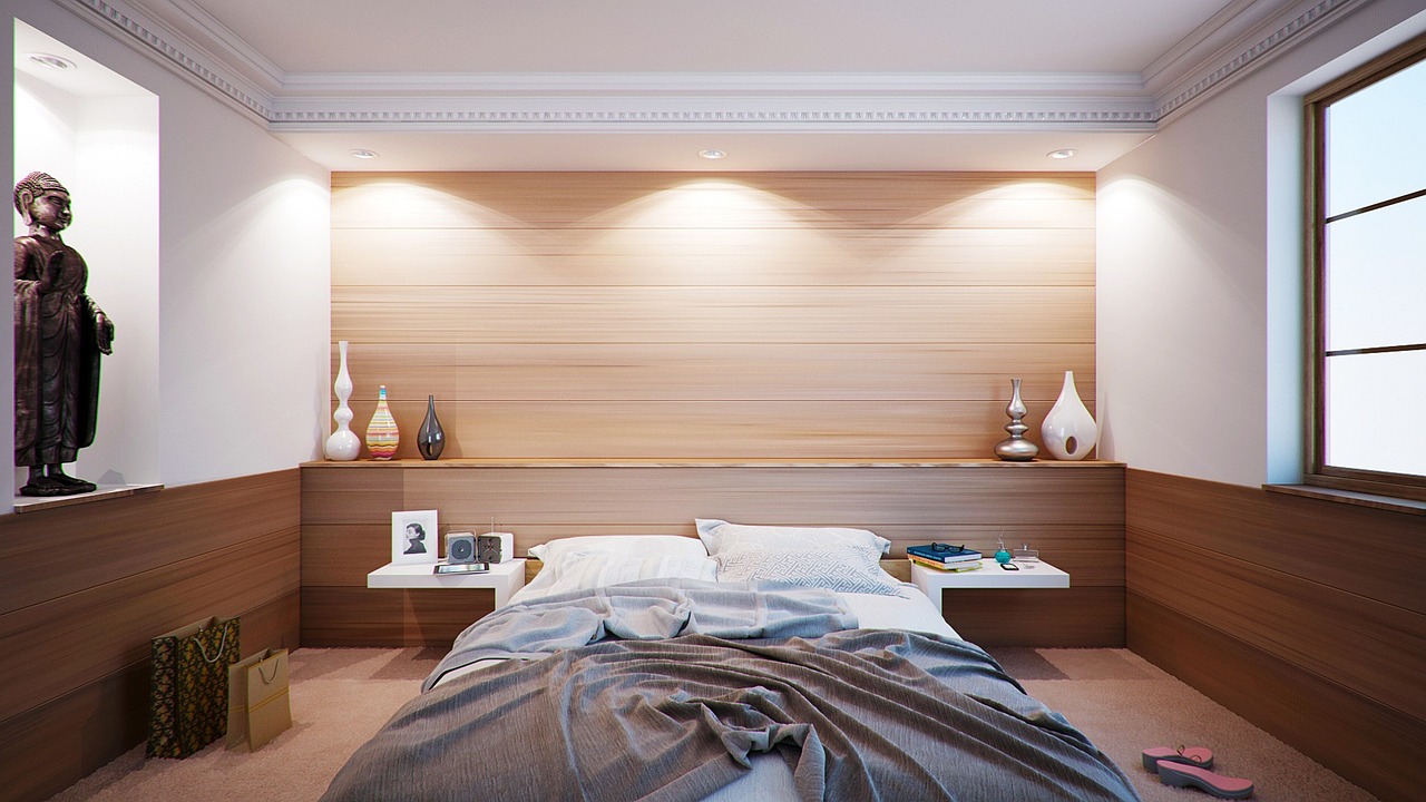Maximalistische slaapkamer met gedurfde kleuren en patronen.