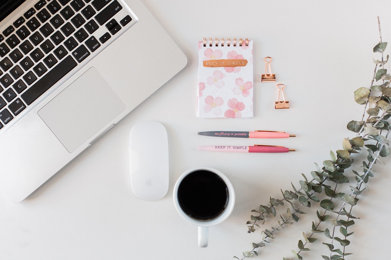 Bureau met pastel accessoires en planten.