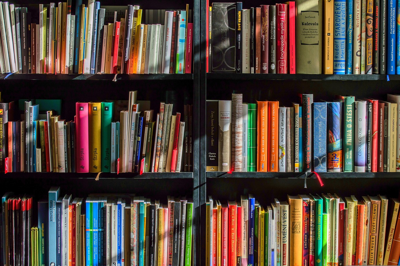 Stijlvolle boekenkastdecoratie op sombere zomermiddag. Stijlvolle boekenkastdecoratie op sombere zomermiddag.