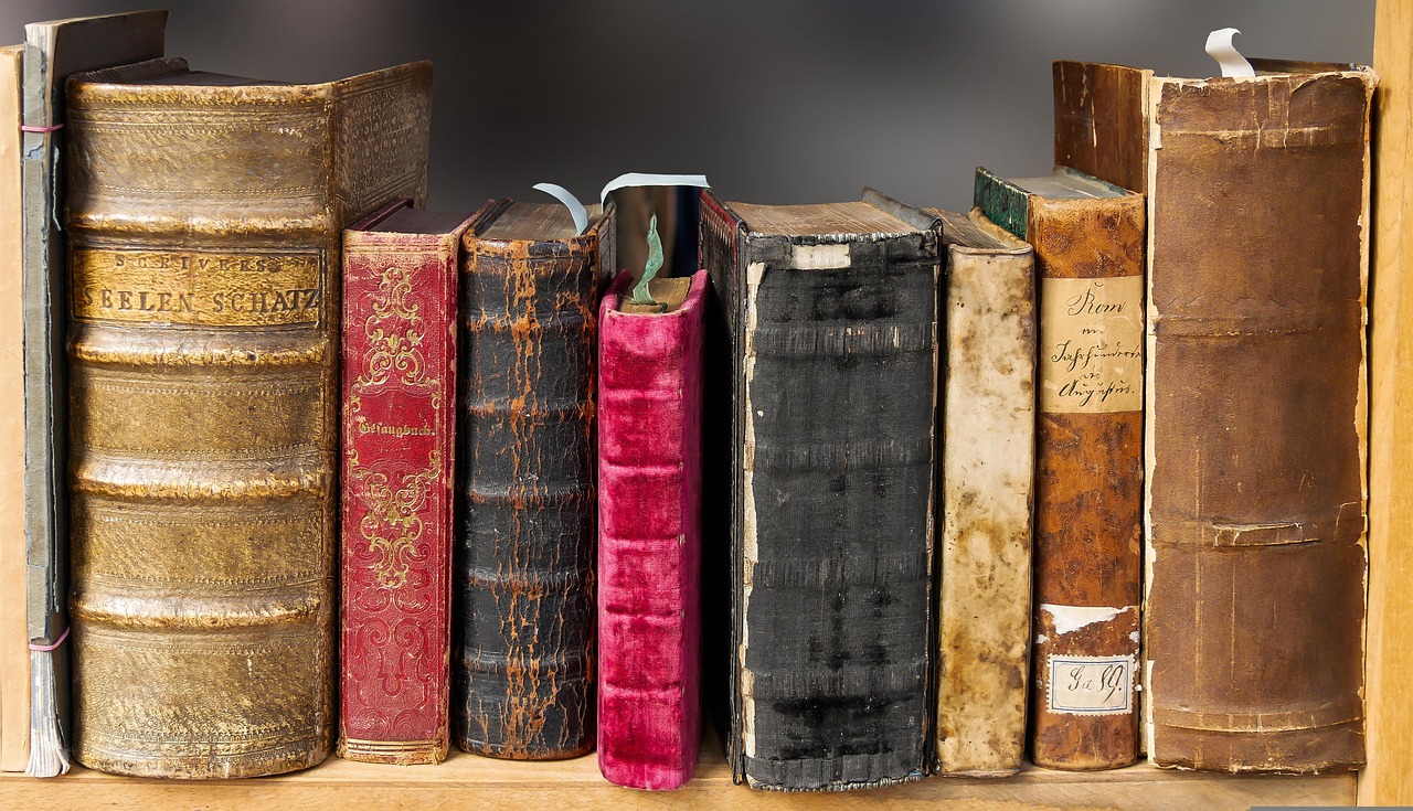 Boekenkast met kleurrijke boeken voor regenmiddag. Boekenkast met kleurrijke boeken voor regenmiddag.