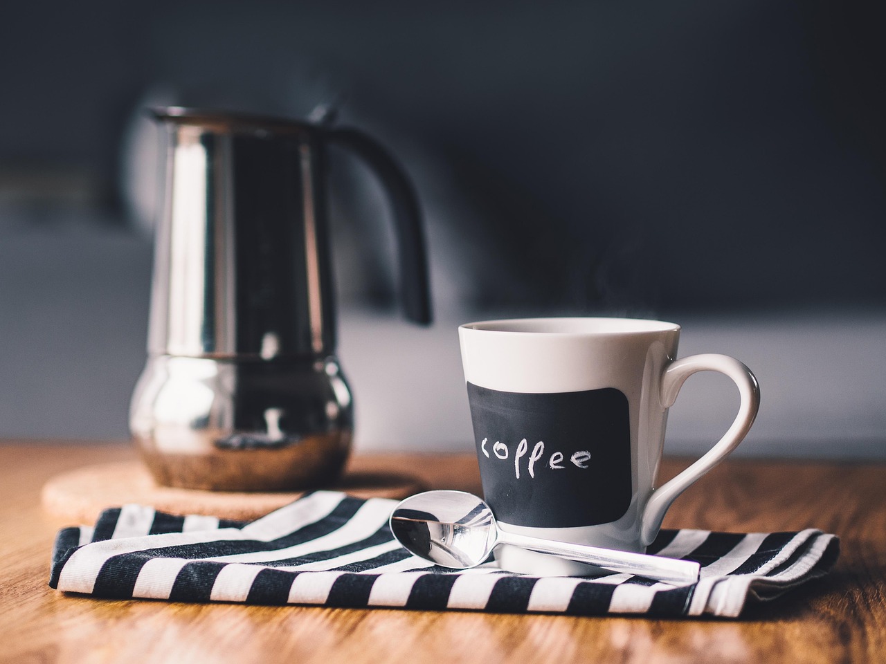 Moderne koffiehoek met kopjes en accessoires. Moderne koffiehoek met kopjes en accessoires.