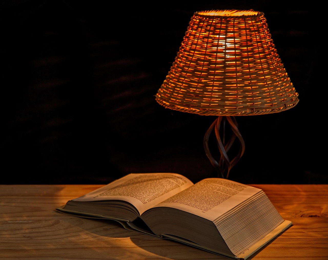 Leeshoek met wandlamp en open boek. Leeshoek met wandlamp en open boek.