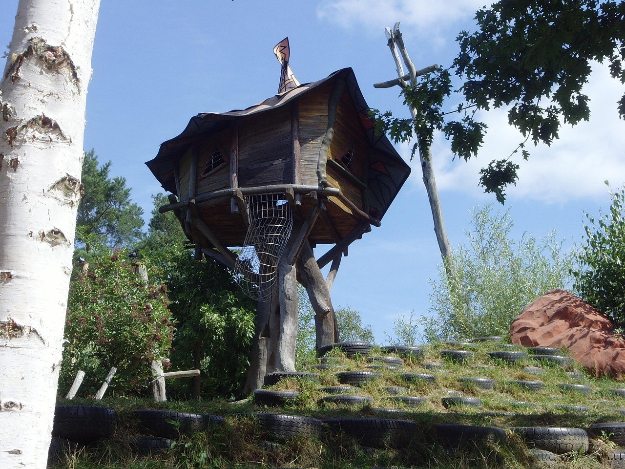 Interieur van boomhut met moderne, gezellige inrichting.