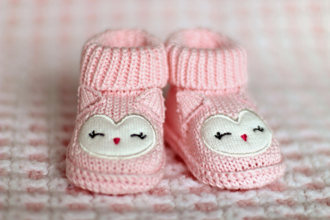 Mintgroene wieg met pastelkleurige wanddecoraties. Mintgroene wieg met pastelkleurige wanddecoraties.