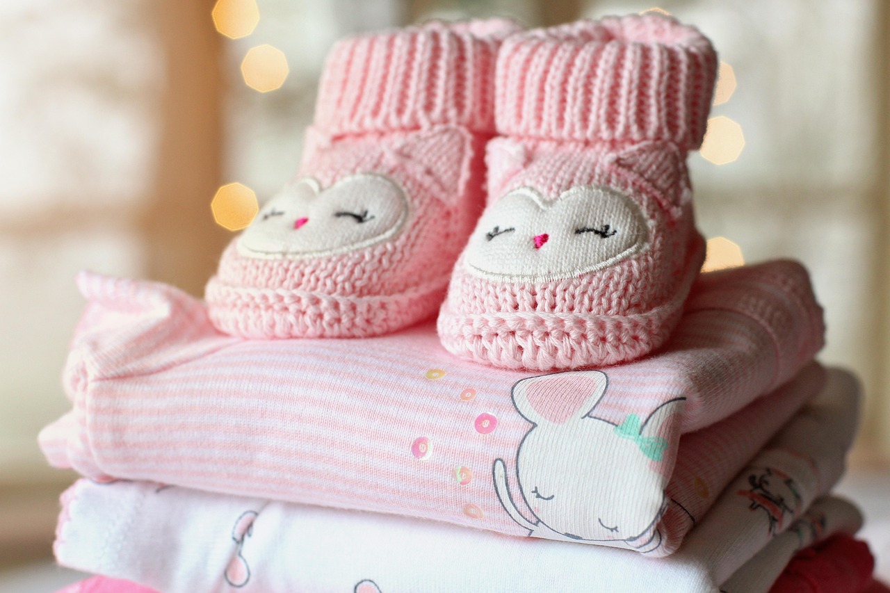 Pastel roze babykamer met zachte pluche accessoires. Pastel roze babykamer met zachte pluche accessoires.