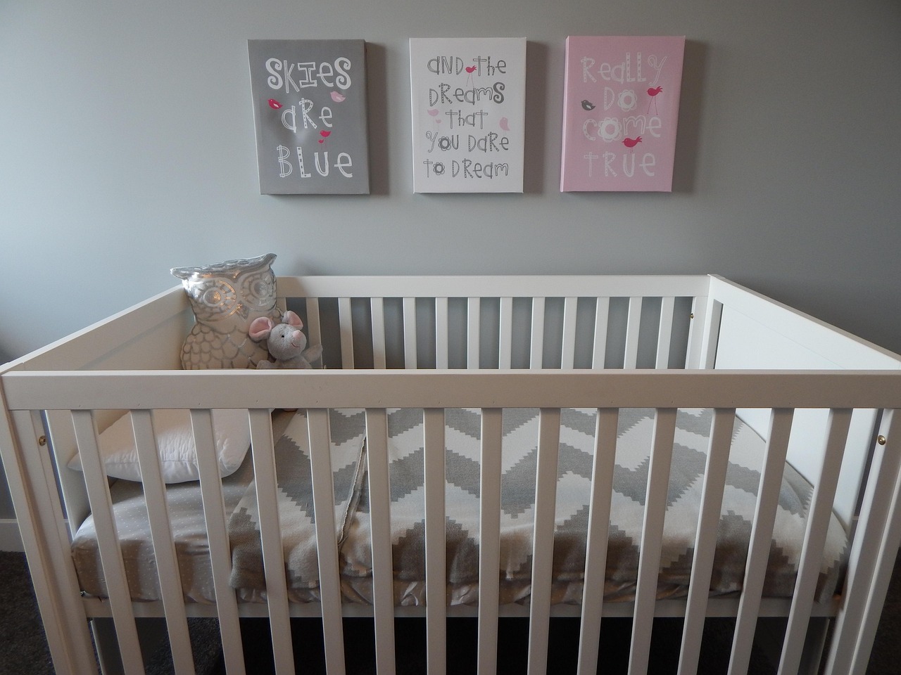 Lichtblauwe babykamer met pastelgeel tapijt. Lichtblauwe babykamer met pastelgeel tapijt.