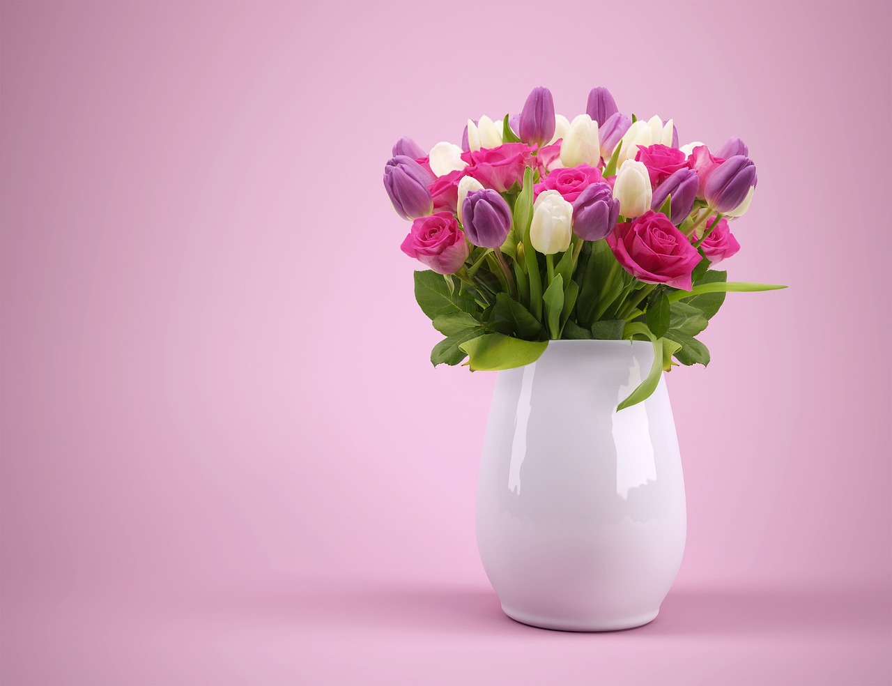Zomerse woonkamer met pastelkleurige meubels en decor. Zomerse woonkamer met pastelkleurige meubels en decor.