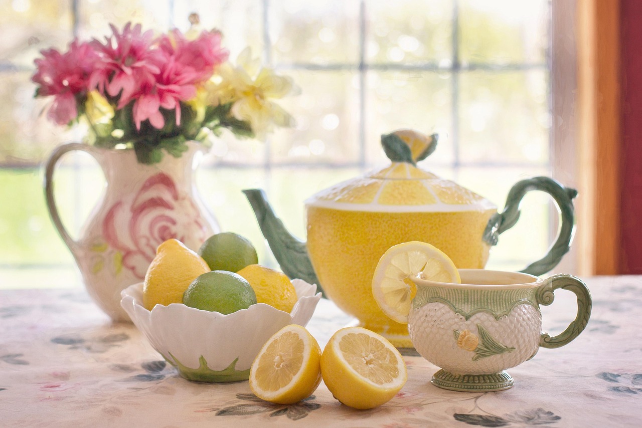 Slaapkamer met subtiele pasteltinten en zomeraccessoires. Slaapkamer met subtiele pasteltinten en zomeraccessoires.