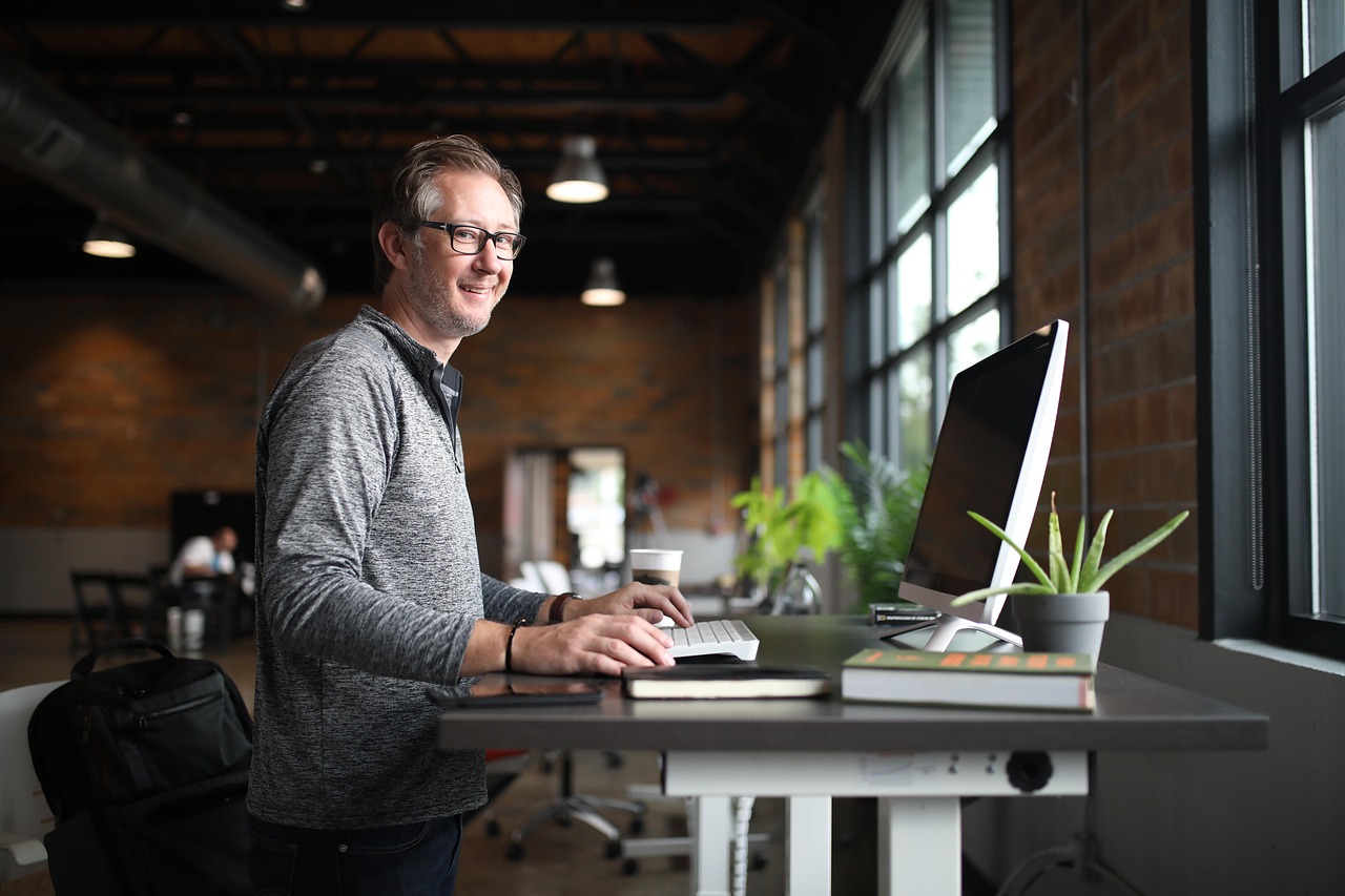 Minimalistisch staand bureau met laptop en notitieblok. Minimalistisch staand bureau met laptop en notitieblok.