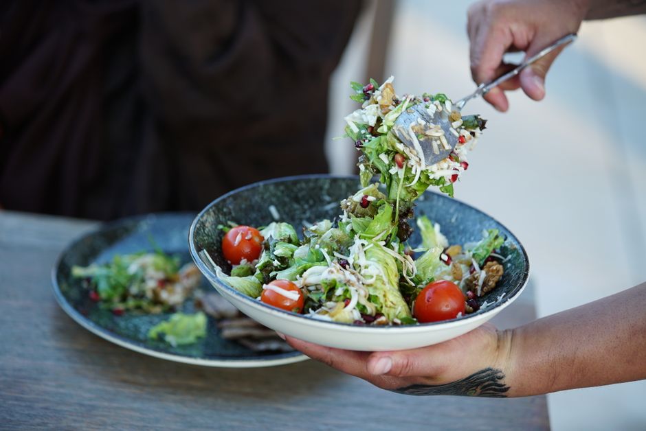 Creatieve saladeopstelling bespaart ruimte buiten. Creatieve saladeopstelling bespaart ruimte buiten.