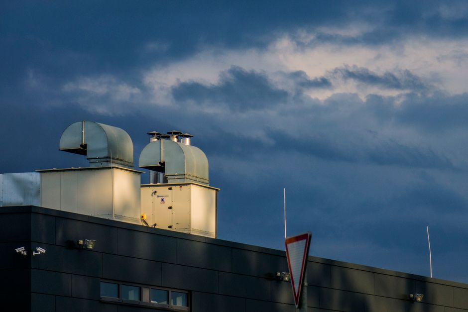 Dakraam open voor frisse zomerlucht. Dakraam open voor frisse zomerlucht.