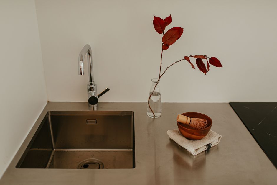 Minimalistische zen keuken met natuurlijke elementen. Minimalistische zen keuken met natuurlijke elementen.