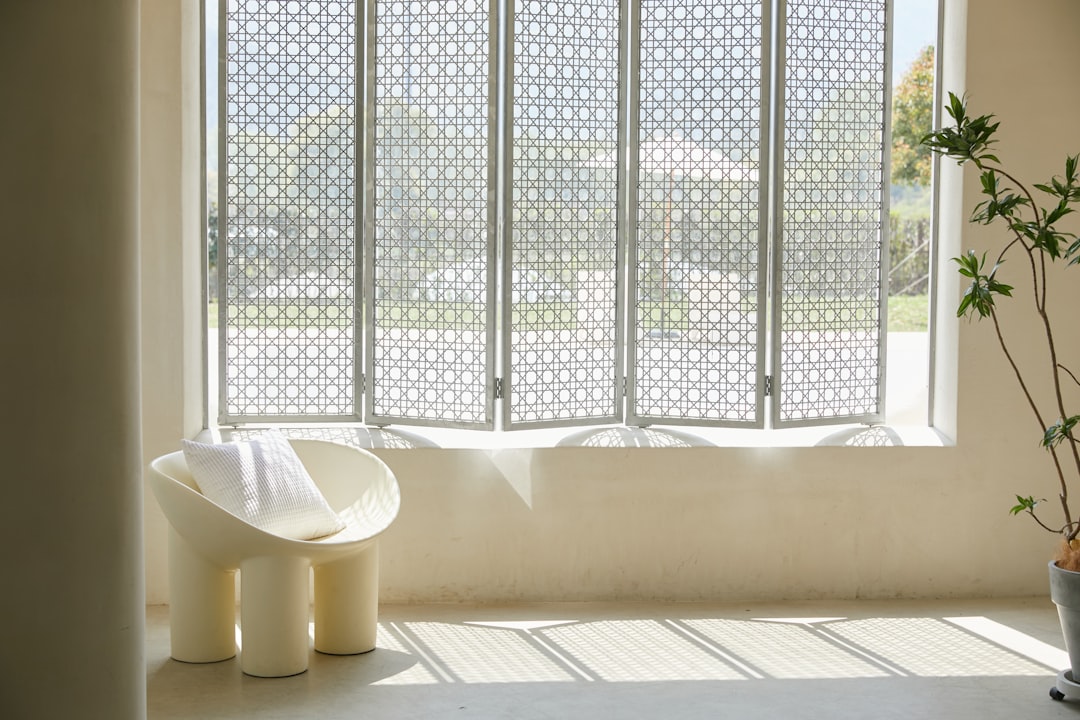 Strakke witte jaloezieën voor een moderne look.