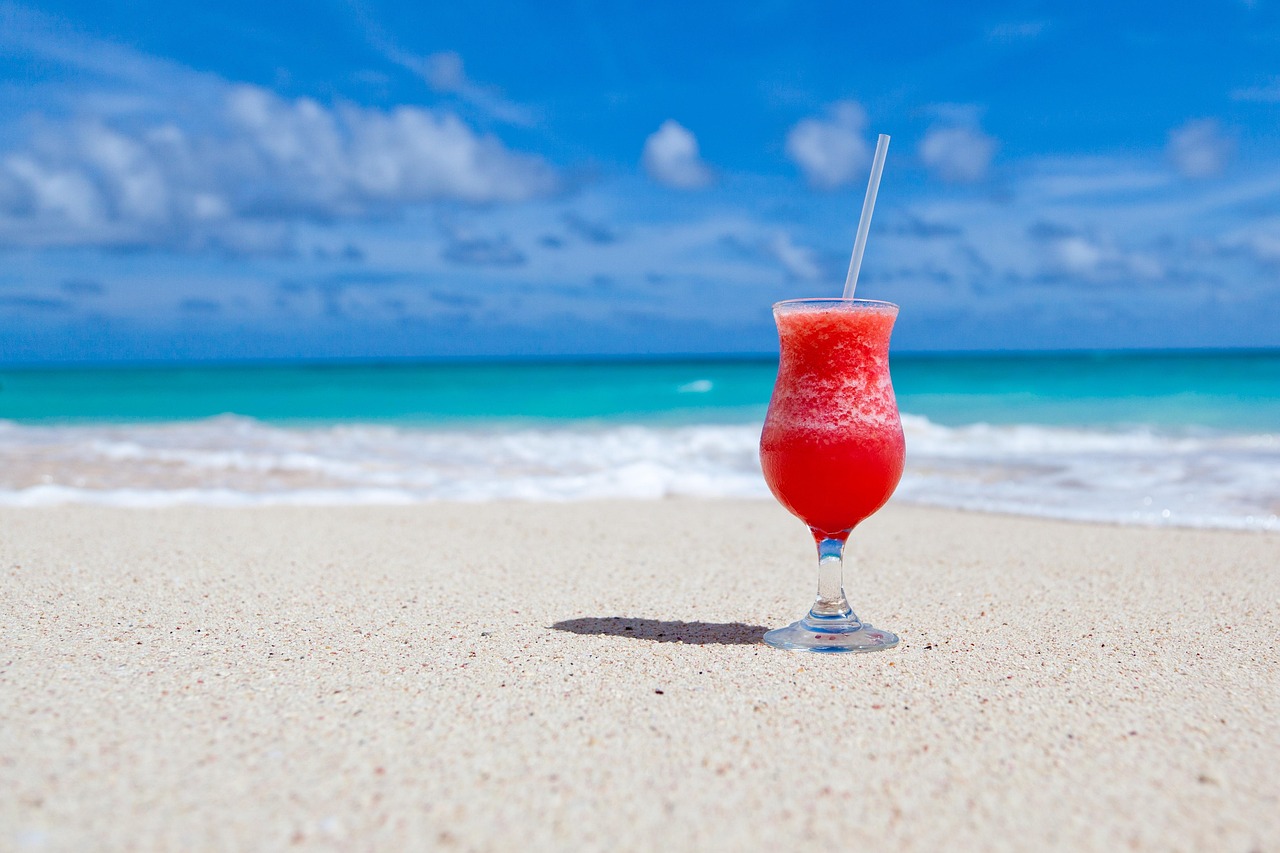 Gezellige tuinfeest setting met kleurrijke cocktaildrankjes. Gezellige tuinfeest setting met kleurrijke cocktaildrankjes.