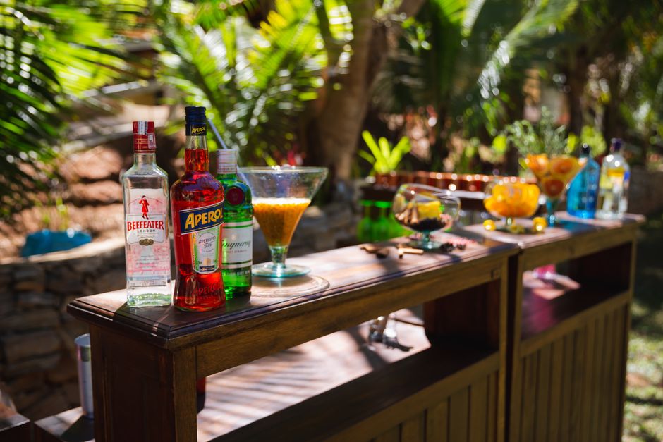 Verfrissende cocktails op houten tuinbar tijdens zonsondergang. Verfrissende cocktails op houten tuinbar tijdens zonsondergang.