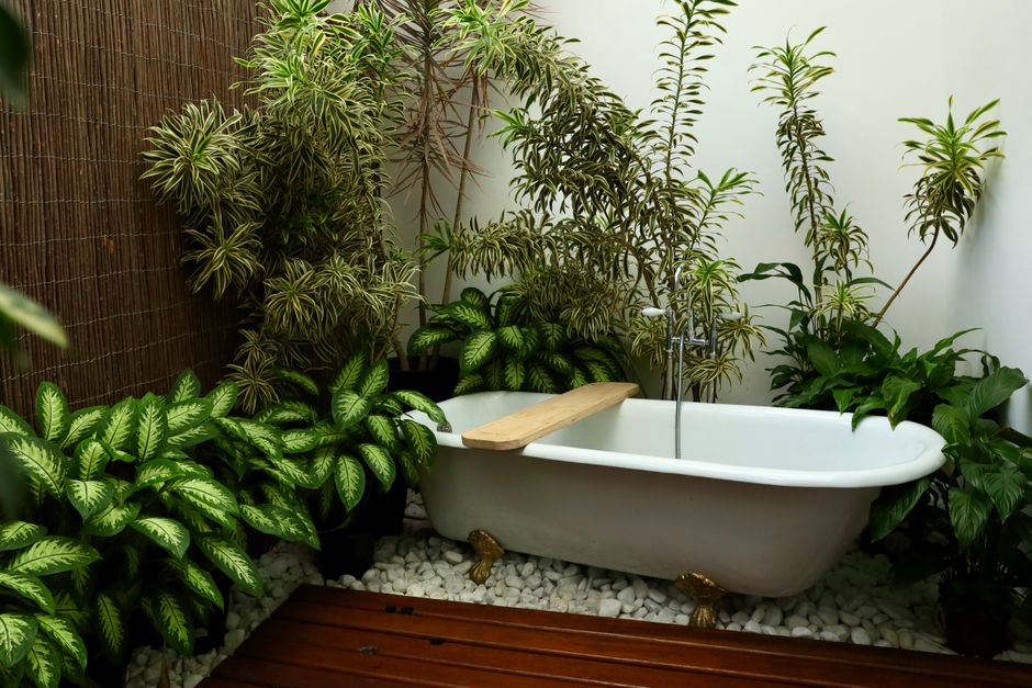 Luxe badkamer met natuursteen en groene accenten
