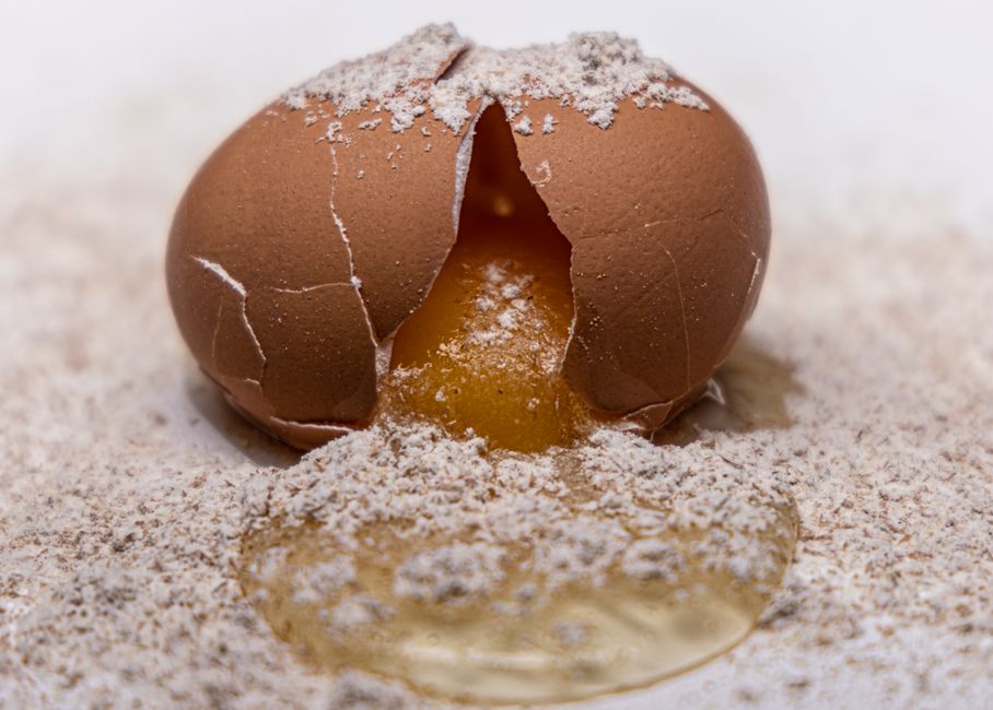 Keuken met warme bruine en oranje tinten.