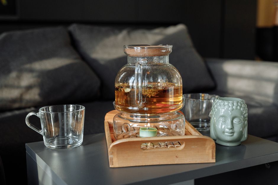 Een serene ruimte met een comfortabele stoel. Een serene ruimte met een comfortabele stoel.