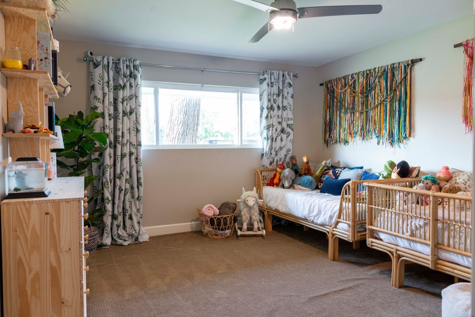 Kind met kamerplanten in een zonnige kinderkamer. Kind met kamerplanten in een zonnige kinderkamer.
