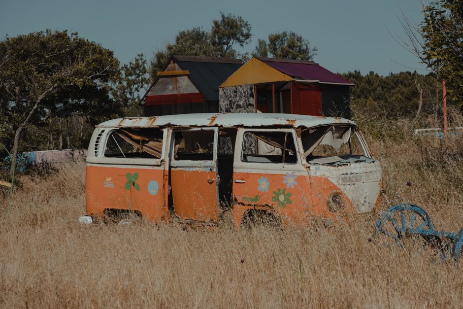 Campermuurdecoratie met wereldkaart en kompas. Campermuurdecoratie met wereldkaart en kompas.
