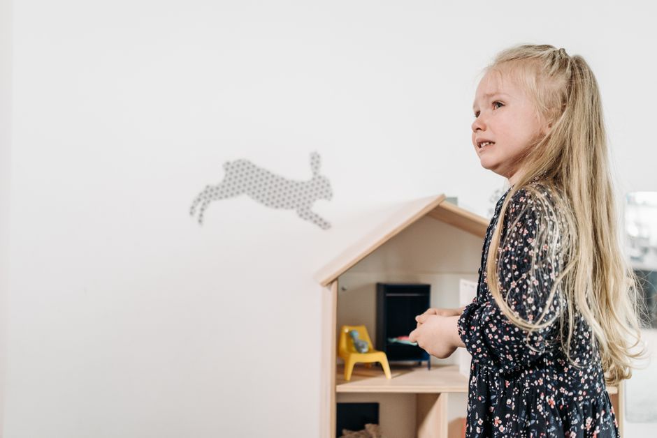 Kleurrijke boomstickers voor herfstsfeer in slaapkamer.
