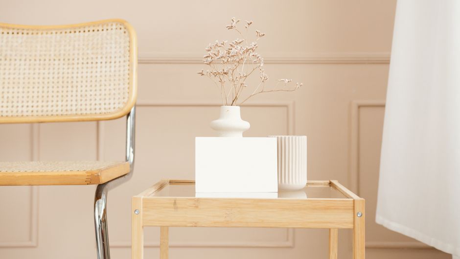 Minimalistische eetkamer met warme, aardse tinten Minimalistische eetkamer met warme, aardse tinten