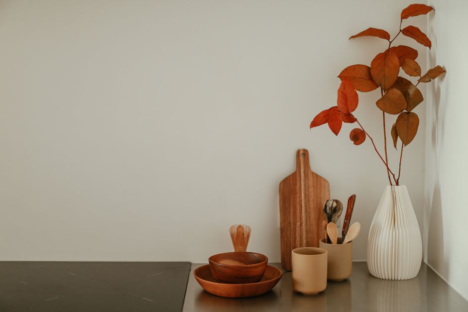 Warme houten meubels in minimalistisch interieur Warme houten meubels in minimalistisch interieur