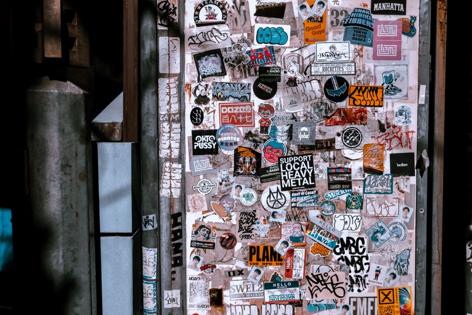Vrolijk gekleurde tegelstickers rondom wastafel.
