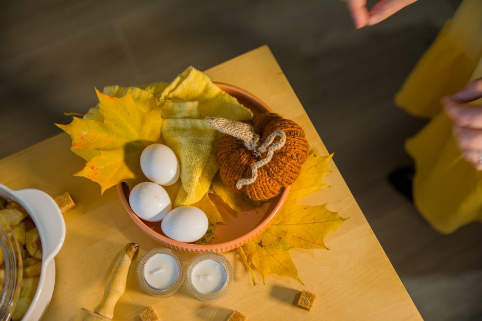 Gezellige haard, omringd door herfstkaarsen. Gezellige haard, omringd door herfstkaarsen.