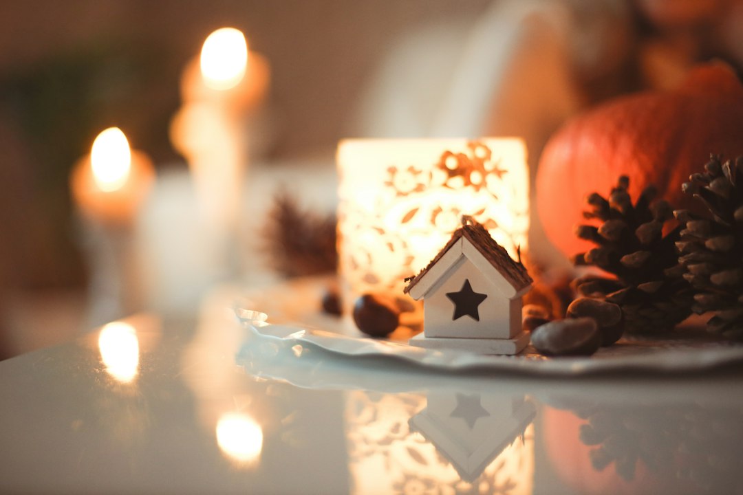 Sfeervol verlichte kamer met herfstkaarsen. Sfeervol verlichte kamer met herfstkaarsen.